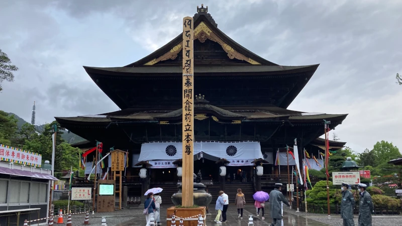 善光寺御開帳の年に本堂と回向柱を撮影