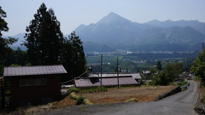 武甲山を眺めながら歩く秩父札所の巡礼道、静かな里山の様子（現地で撮影）